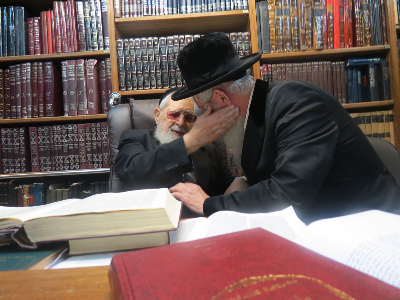 תיעוד מרגש: אהבת מרן הרב עובדיה יוסף זצ"ל לרב יצחק דוד גרוסמן