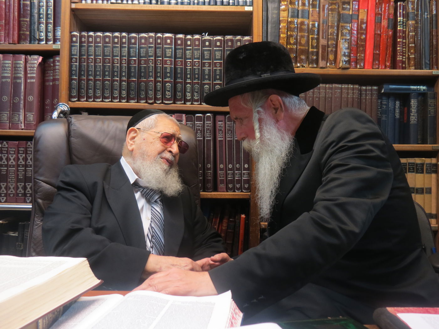 תיעוד מרגש: אהבת מרן הרב עובדיה יוסף זצ"ל לרב יצחק דוד גרוסמן