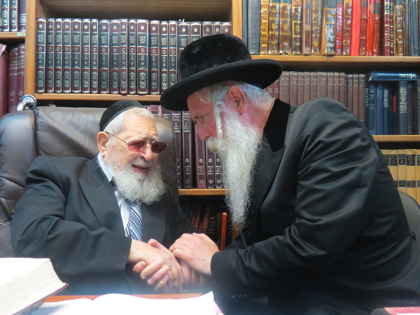 תיעוד מרגש: אהבת מרן הרב עובדיה יוסף זצ"ל לרב יצחק דוד גרוסמן