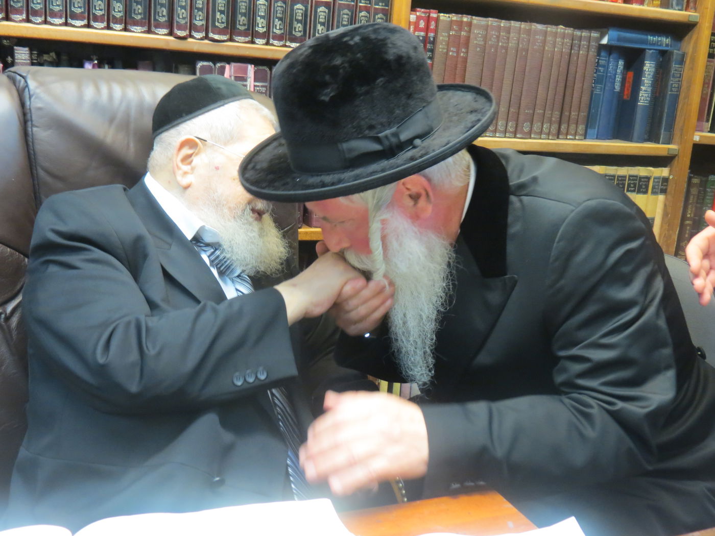 תיעוד מרגש: אהבת מרן הרב עובדיה יוסף זצ"ל לרב יצחק דוד גרוסמן