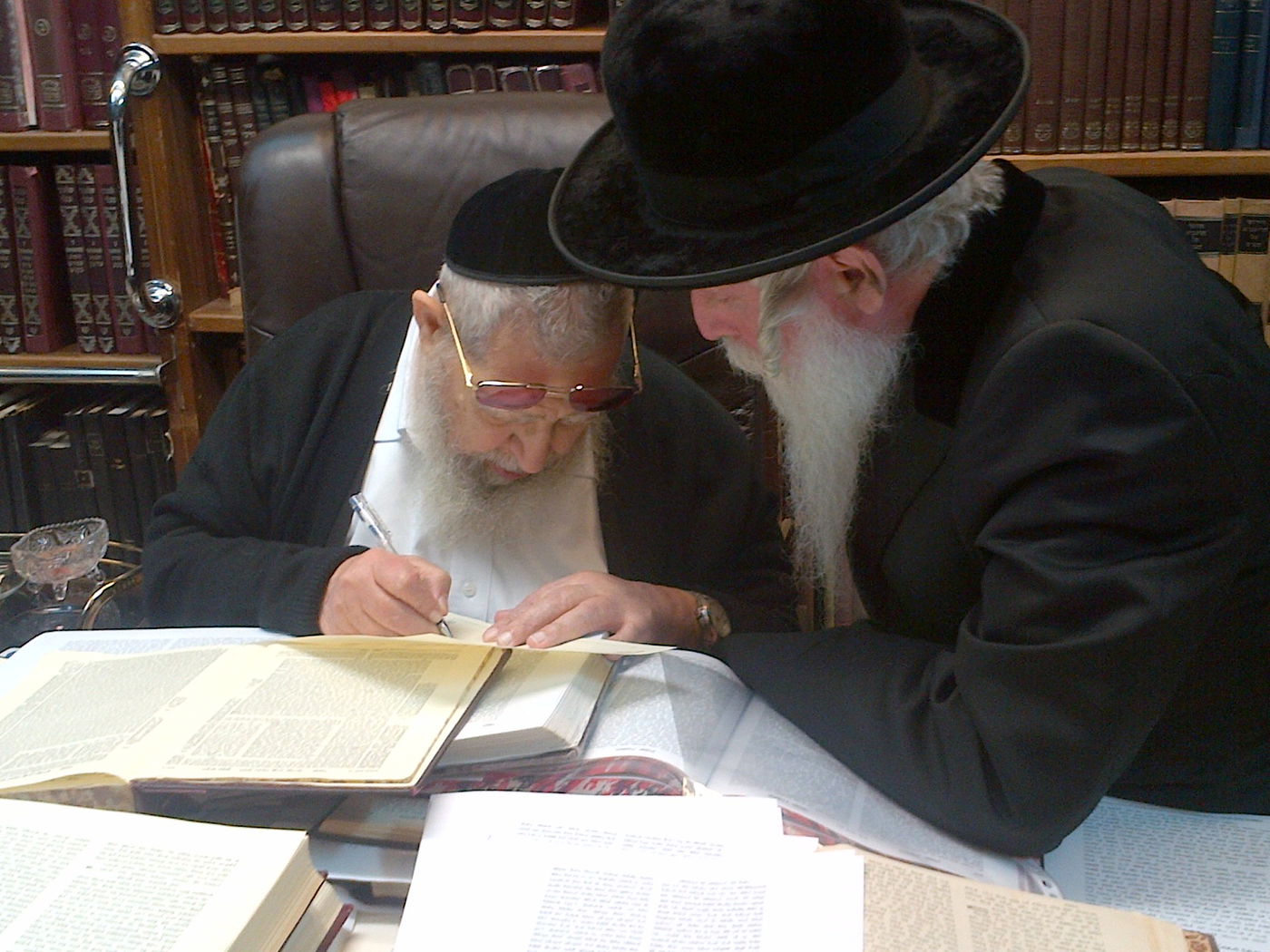 תיעוד מרגש: אהבת מרן הרב עובדיה יוסף זצ"ל לרב יצחק דוד גרוסמן