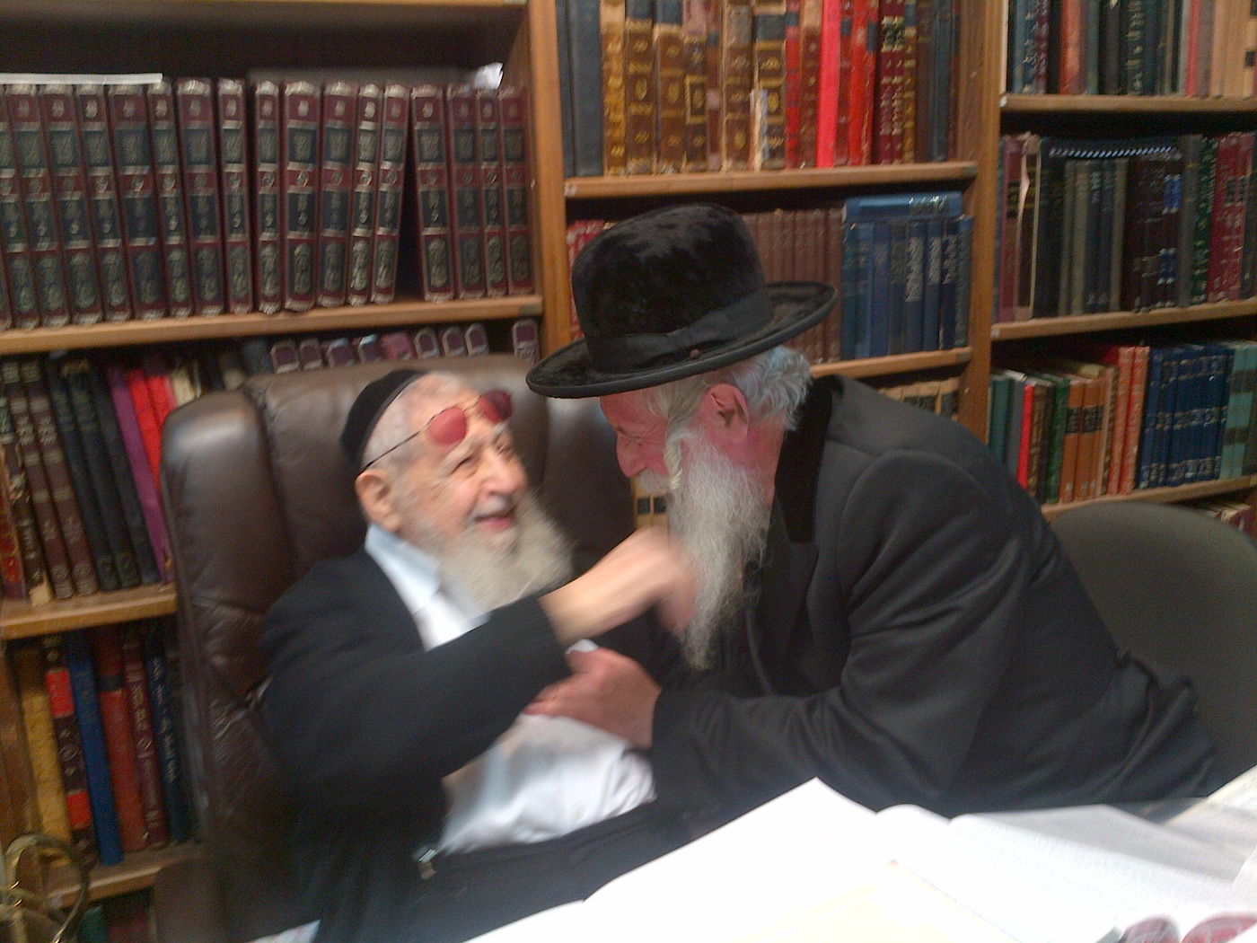 תיעוד מרגש: אהבת מרן הרב עובדיה יוסף זצ"ל לרב יצחק דוד גרוסמן