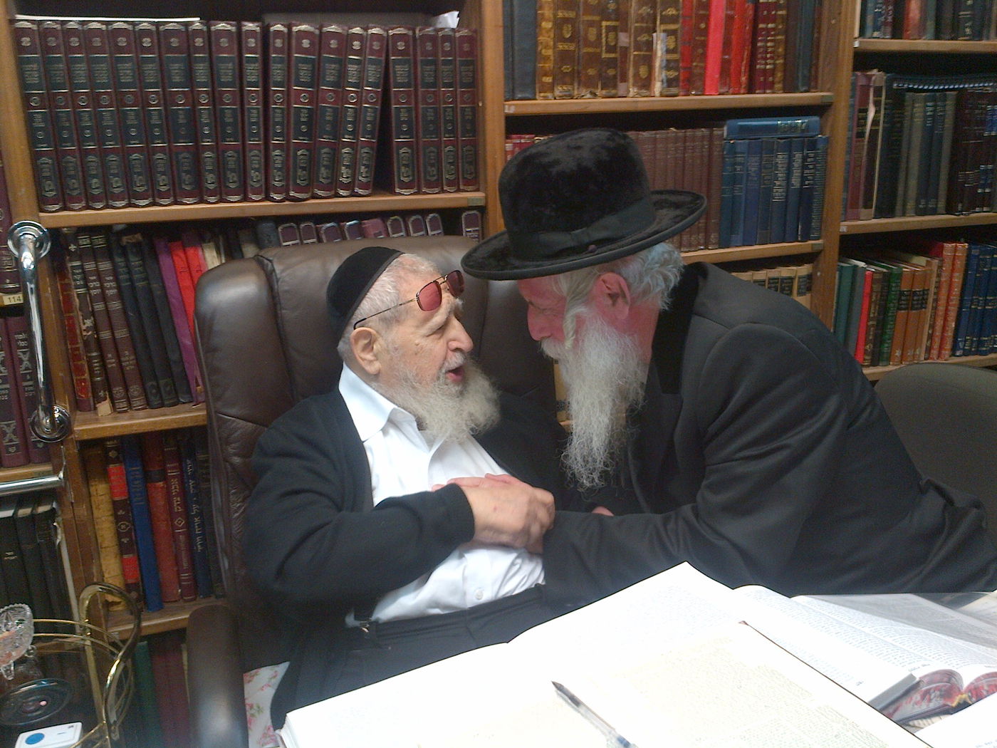 תיעוד מרגש: אהבת מרן הרב עובדיה יוסף זצ"ל לרב יצחק דוד גרוסמן