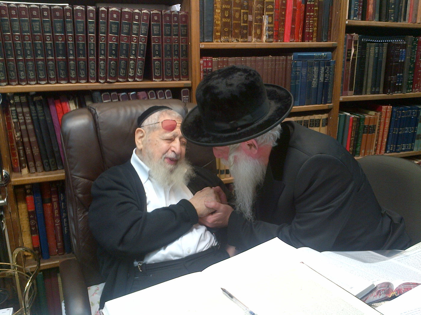 תיעוד מרגש: אהבת מרן הרב עובדיה יוסף זצ"ל לרב יצחק דוד גרוסמן