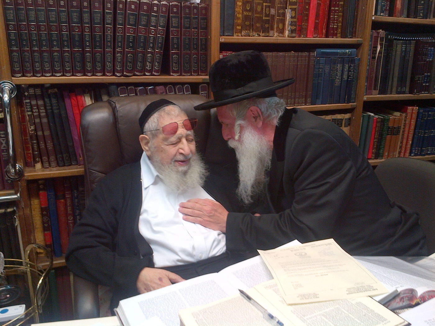 תיעוד מרגש: אהבת מרן הרב עובדיה יוסף זצ"ל לרב יצחק דוד גרוסמן