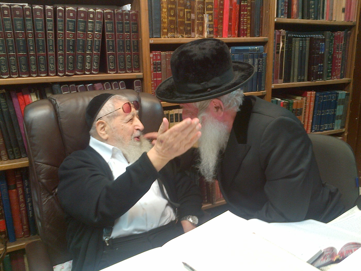 תיעוד מרגש: אהבת מרן הרב עובדיה יוסף זצ"ל לרב יצחק דוד גרוסמן