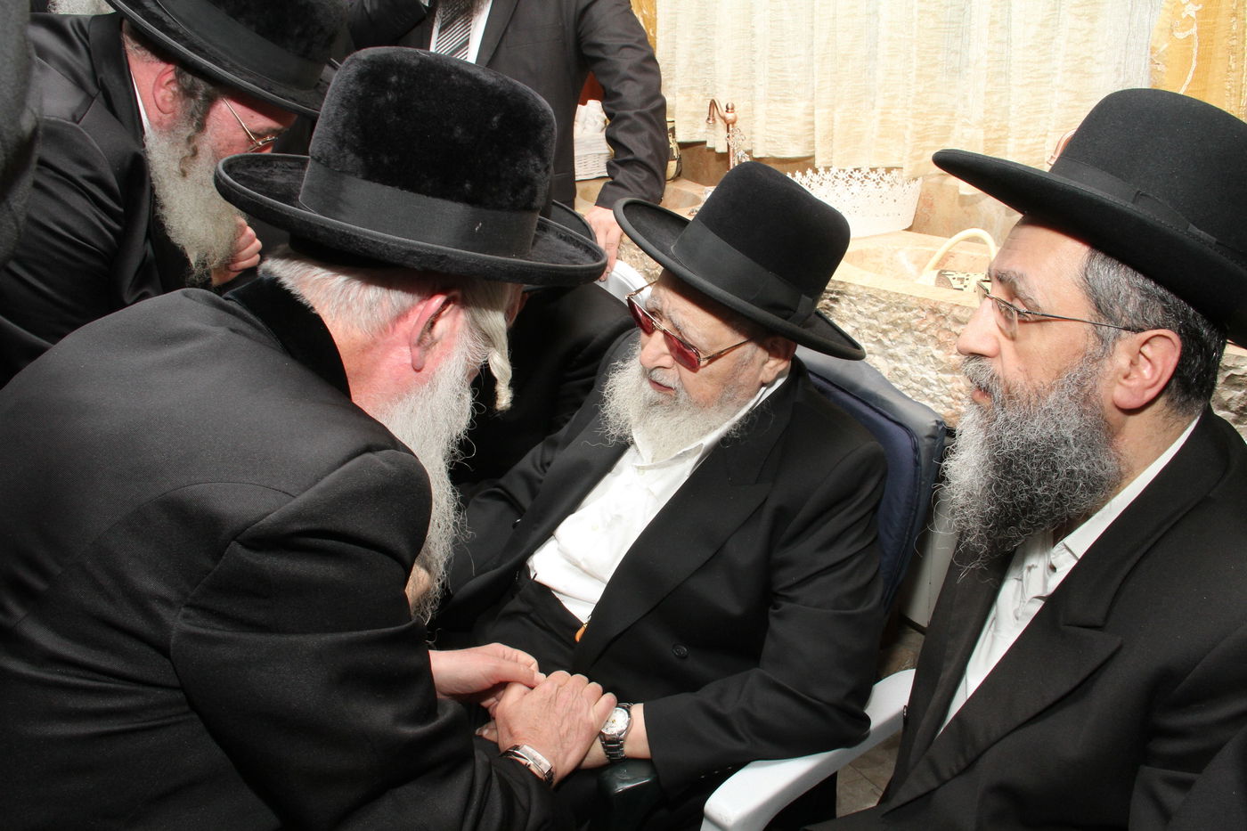 תיעוד מרגש: אהבת מרן הרב עובדיה יוסף זצ"ל לרב יצחק דוד גרוסמן