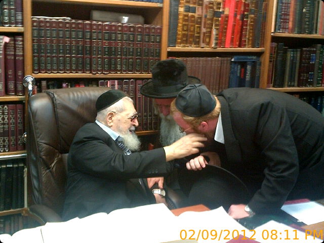 תיעוד מרגש: אהבת מרן הרב עובדיה יוסף זצ"ל לרב יצחק דוד גרוסמן