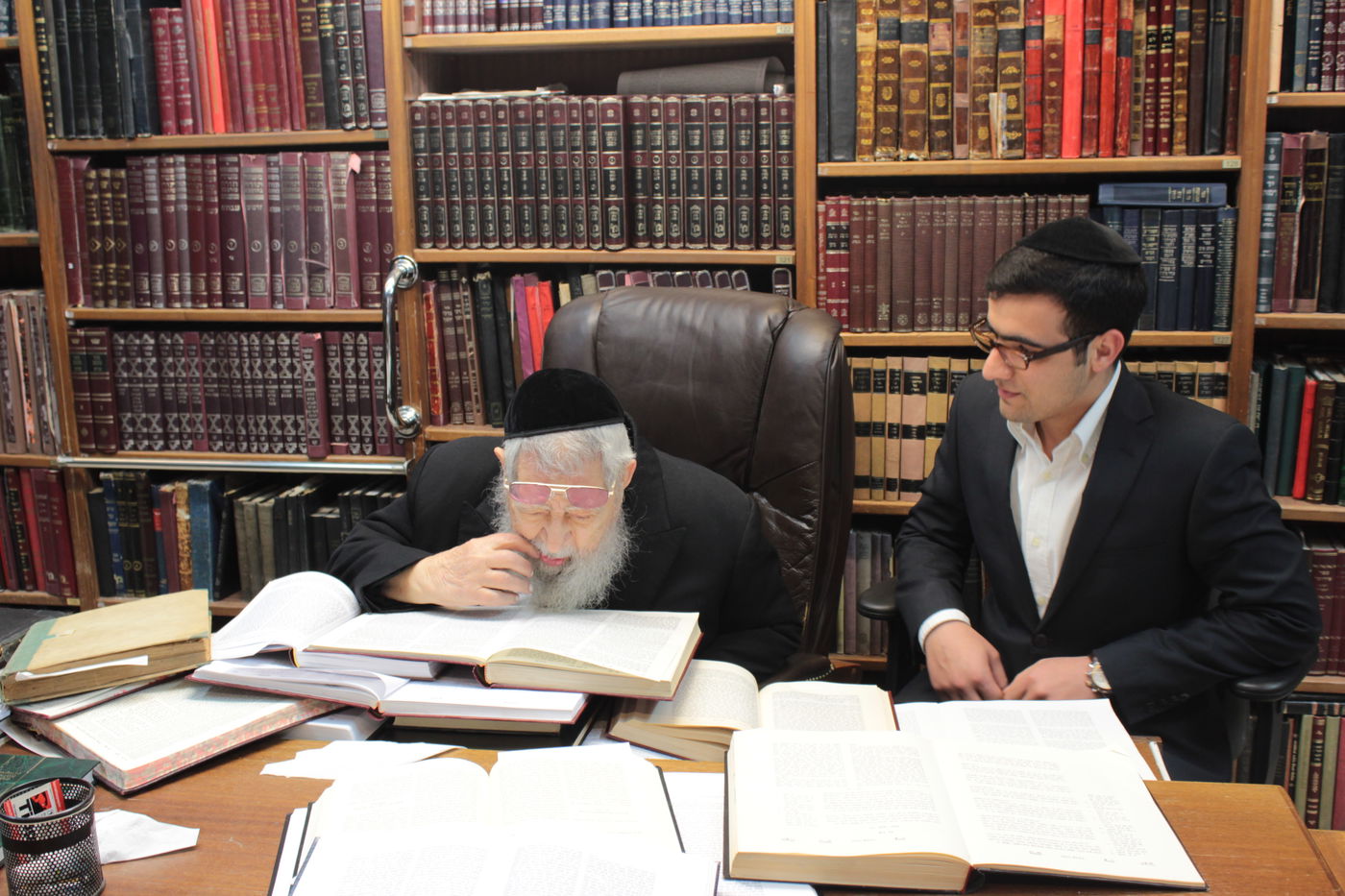 כותב השורות לצד מרן פוסק הדור זצ"ל