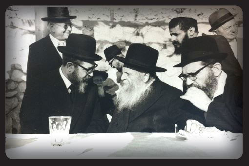 ,את התמונה הזאת לא צילמתי בסלולרי. היא צולמה לפני המצאת הסלולרי (ולפני המצאתי) בי"ג באב תשל"ה, בחתונת הוריי בירושלים. נזכרתי בה השבוע ושלפתי אותה מהאלבום המשפחתי המאובק. זה לא פוטו-מונטאז', הם כולם הסבו סביב שולחן אחד ובידידות רבה: מימין יושב הרב משה צבי נריה זצ"ל, לשמאלו הרב צבי יהודה הכהן קוק זצ"ל, שמשוחח עם הרב עובדיה יוסף זצ"ל. ואם תתבוננו היטב תוכלו לראות את הרב שלמה זלמן אוירבך זצ"ל יושב מאחור