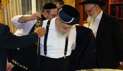 תמונות נדירות: הרב עובדיה יוסף לובש את גלימת הראשון לציון