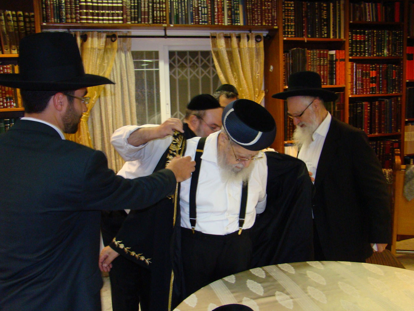 תמונות נדירות: הרב עובדיה יוסף לובש את גלימת הראשון לציון