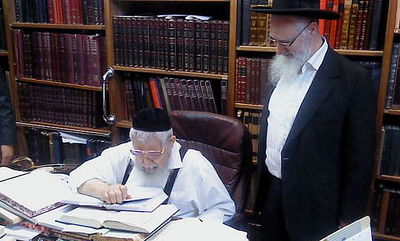 תיעוד מפעים: מרן הרב עובדיה שקוע בלימוד ולא מבחין בבנו
