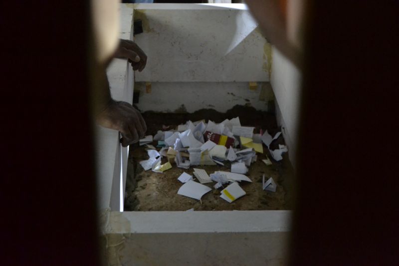 צפו: הקמת מצבה על קברו של מרן