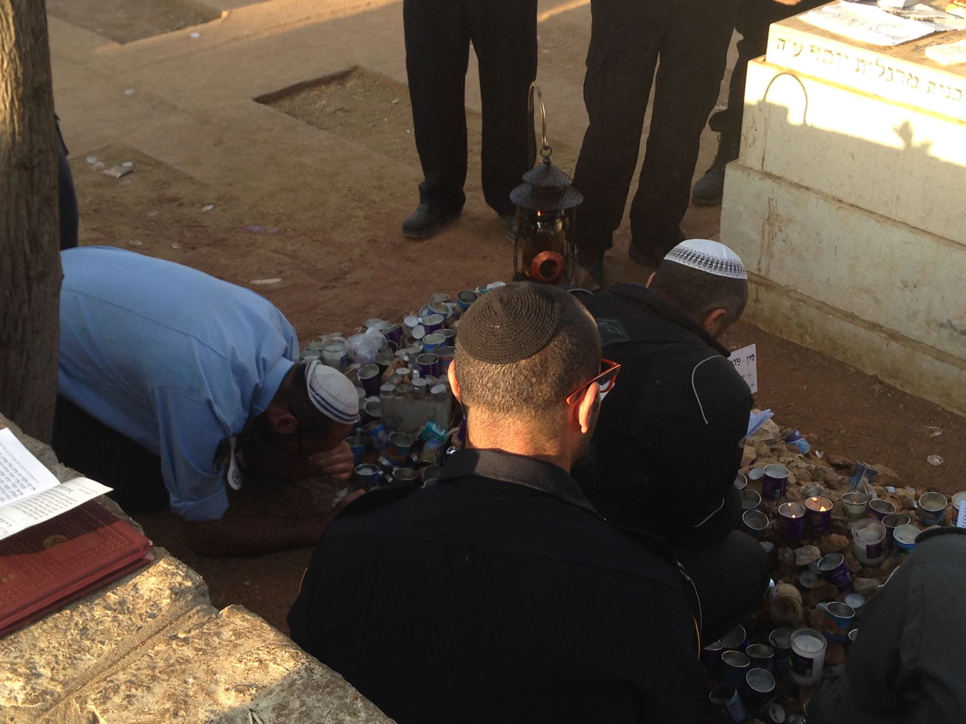 קצינים ושוטרים מתפללים על ציונו של  מרן הגר"ע יוסף