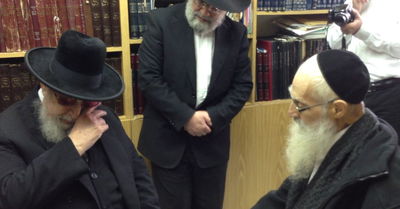 תיעוד נדיר ובלעדי: הרב עובדיה יוסף נפרד מבנו רבי יעקב