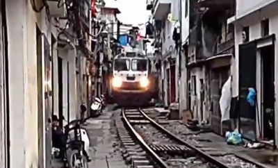 וייאטנם: רכבת במרחק של סנטימטרים מבתי התושבים