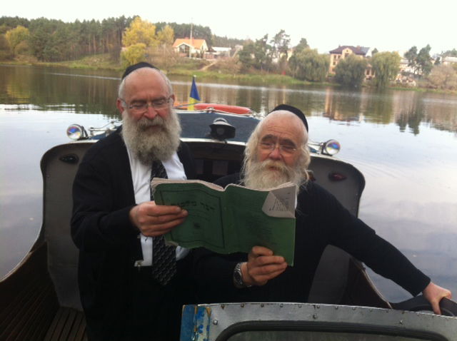 מו"צ העדה החרדית בודק כשרות המקוה החב"די באוקראינה