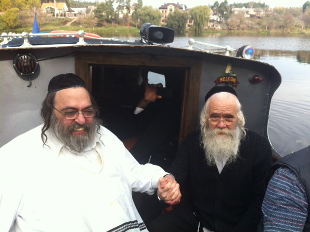 מו"צ העדה החרדית בודק כשרות המקוה החב"די באוקראינה