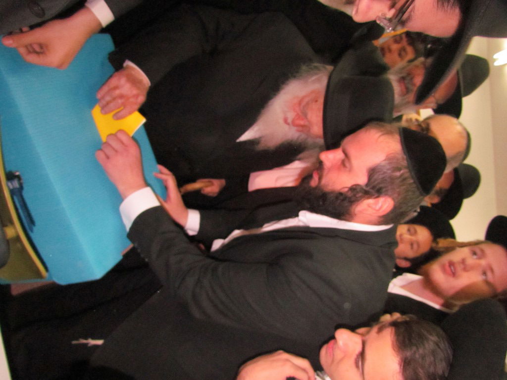 צפו: הגר"ח קנייבסקי מקיים הוראת הגראי"ל שטיינמן