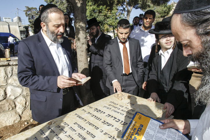 ליאון ודרעי בקבר של מרן הרב עובדיה יוסף