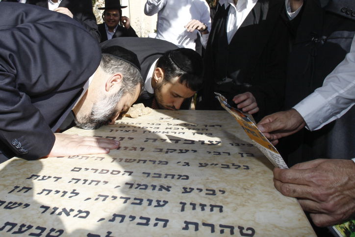 ליאון ודרעי בקבר של מרן הרב עובדיה יוסף