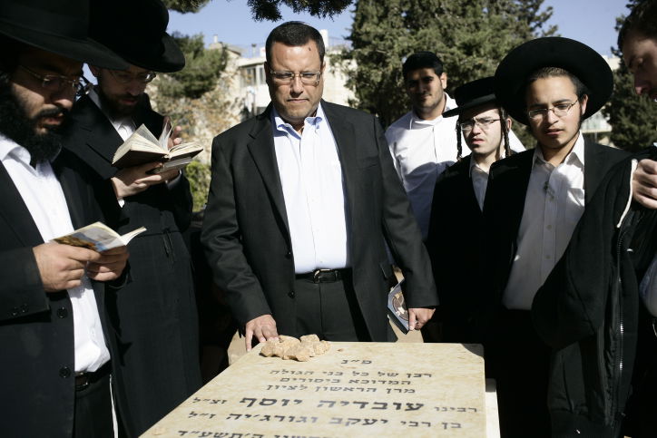 ליאון ודרעי בקבר של מרן הרב עובדיה יוסף