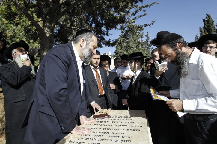 ליאון ודרעי בקבר של מרן הרב עובדיה יוסף