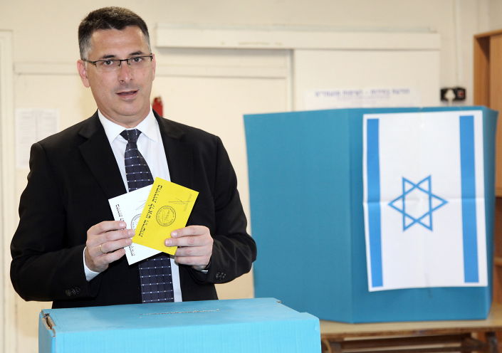 הפוליטיקאים מצביעים • גלריה מתעדכנת