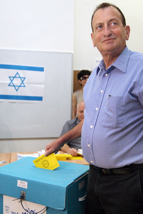 הפוליטיקאים מצביעים • גלריה מתעדכנת