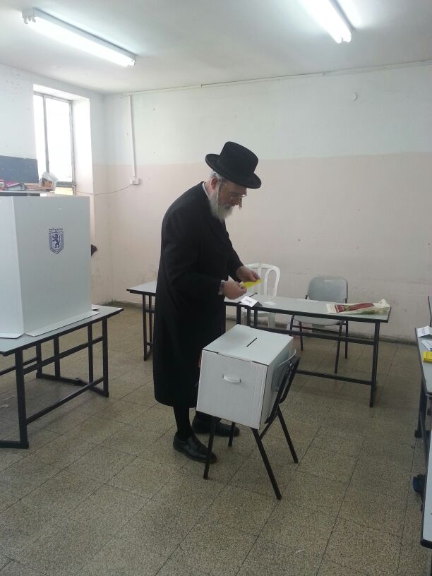 הפוליטיקאים מצביעים • גלריה מתעדכנת