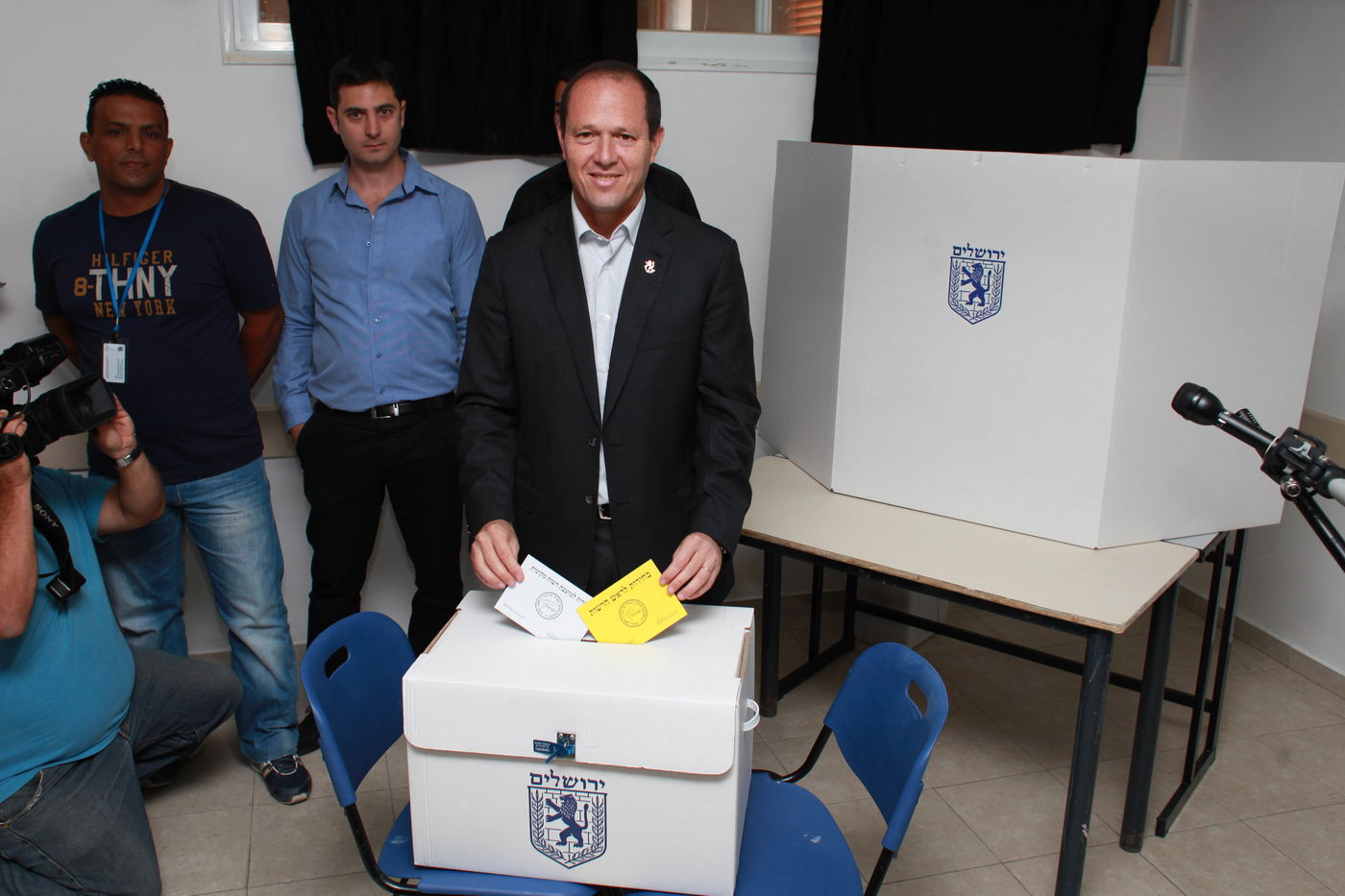 הפוליטיקאים מצביעים • גלריה מתעדכנת