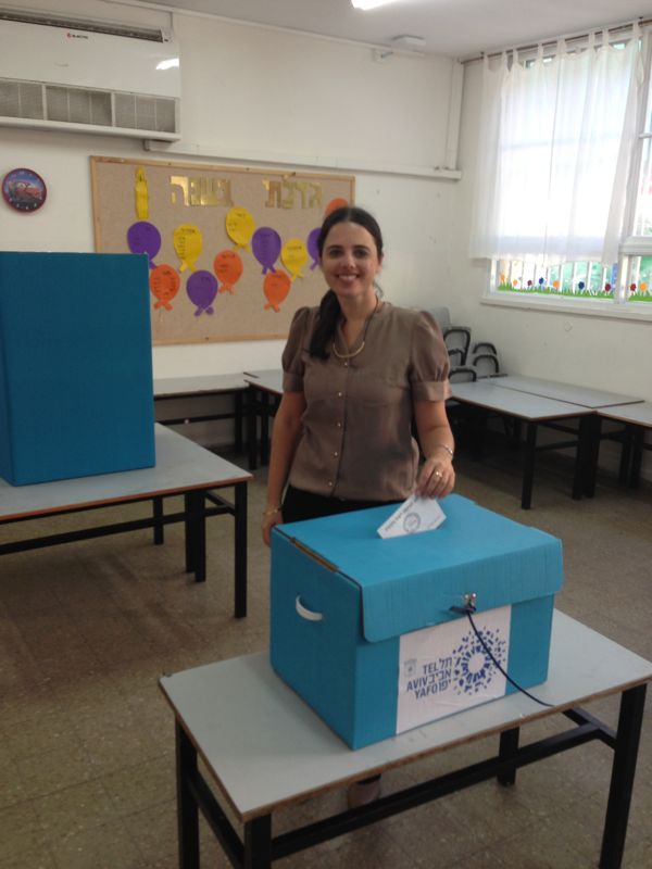 הפוליטיקאים מצביעים • גלריה מתעדכנת