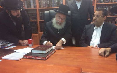 הרב וייס חותם על מכתב התמיכה בליאון