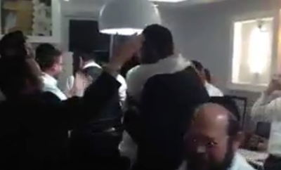 שניות אחרי נצחונו במערכה: ישראל פרוש התחבק עם פעילים ותומכיו