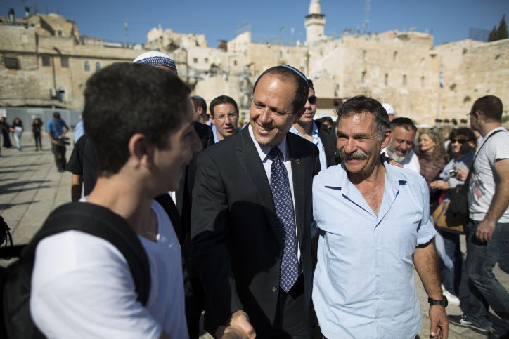 לאחר ניצחונו: ברקת התפלל בכותל