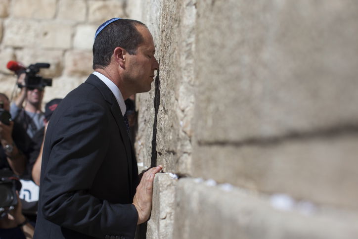 לאחר ניצחונו: ברקת התפלל בכותל