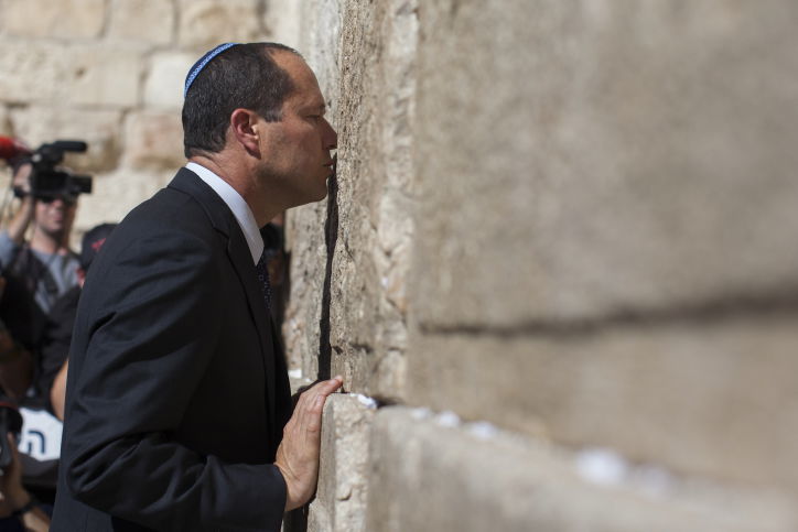 לאחר ניצחונו: ברקת התפלל בכותל