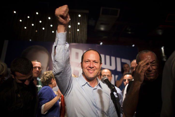 ברקת מניף את ידו אל-על