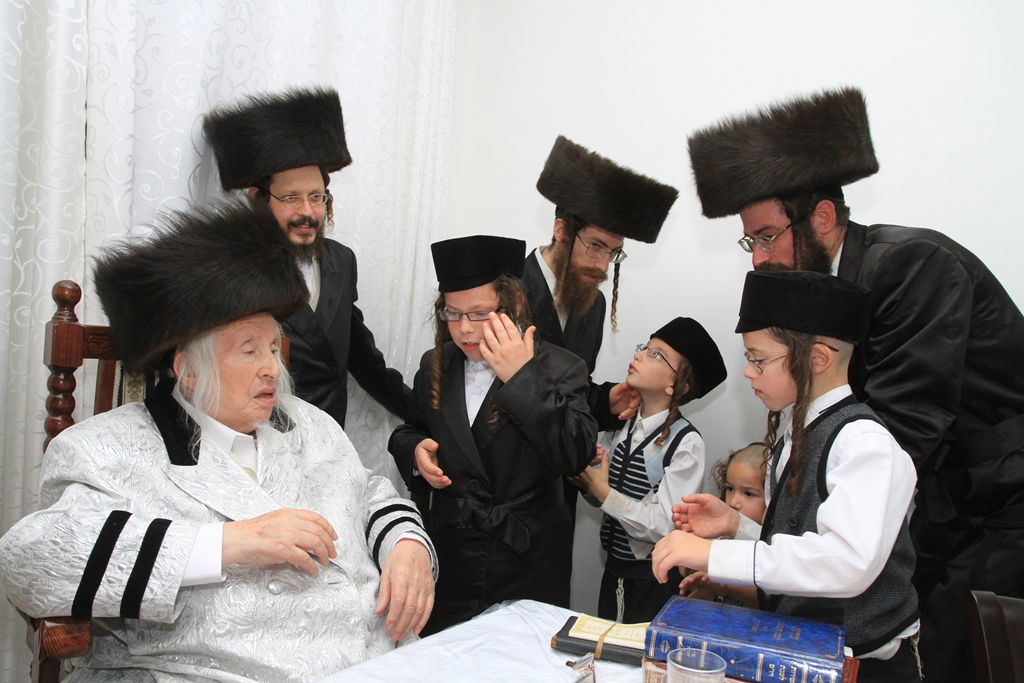 גלריה: הרבי מקאליב שבת בבית שמש