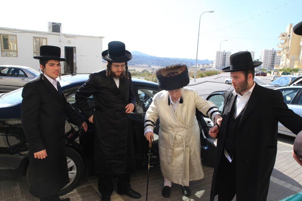 גלריה: הרבי מקאליב שבת בבית שמש