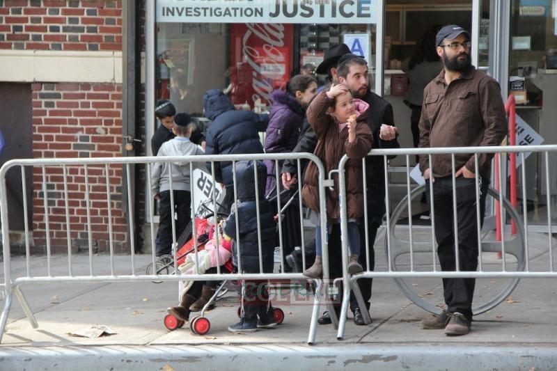 אובמה ביקר בשכונה החב"דית, החסידים הפגינו בעד רובשקין