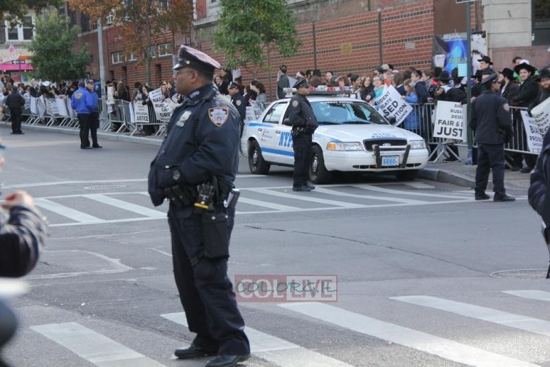 אובמה ביקר בשכונה החב"דית, החסידים הפגינו בעד רובשקין