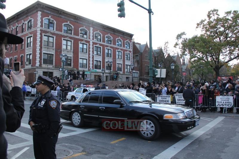 אובמה ביקר בשכונה החב"דית, החסידים הפגינו בעד רובשקין