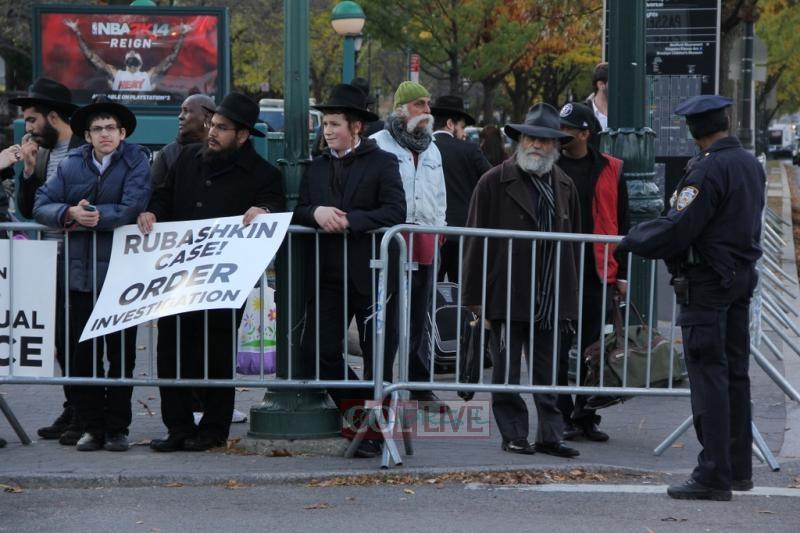 אובמה ביקר בשכונה החב"דית, החסידים הפגינו בעד רובשקין