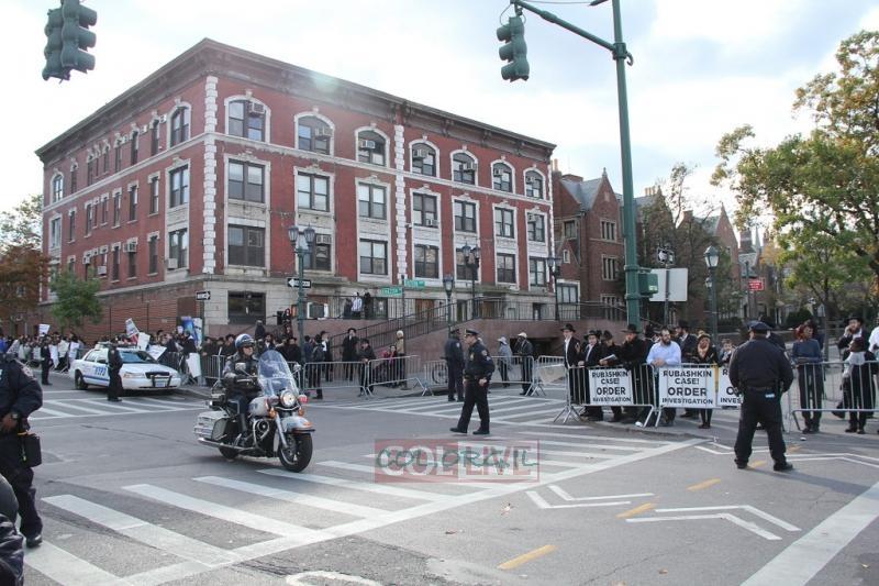 אובמה ביקר בשכונה החב"דית, החסידים הפגינו בעד רובשקין