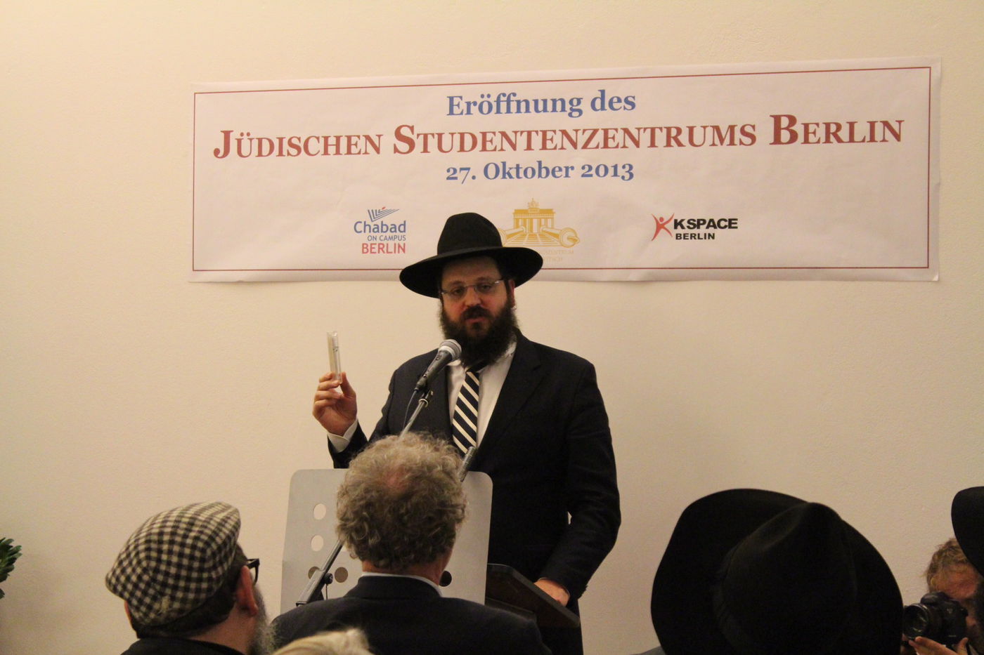 רב הקהילה נואם באירוע