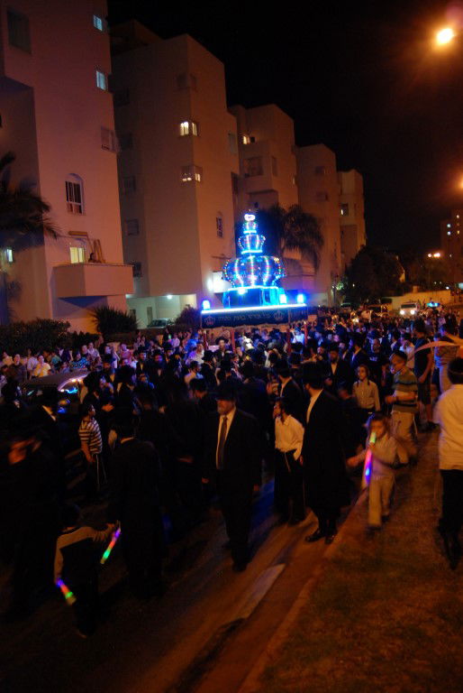 צפו: הכנסת ספר תורה וחנוכת בית מדרש במישקולץ