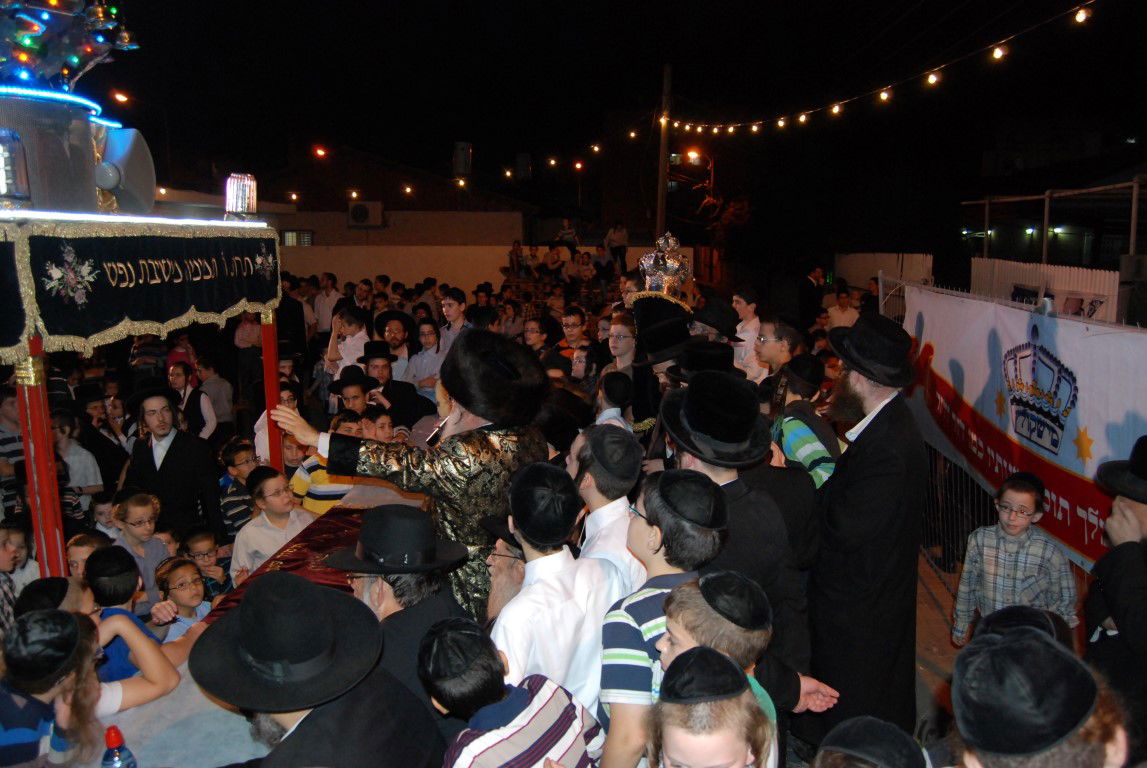 צפו: הכנסת ספר תורה וחנוכת בית מדרש במישקולץ