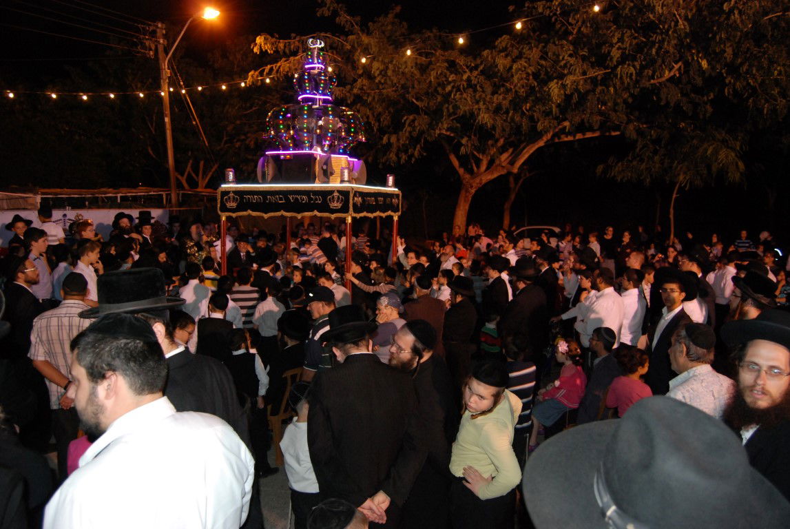 צפו: הכנסת ספר תורה וחנוכת בית מדרש במישקולץ